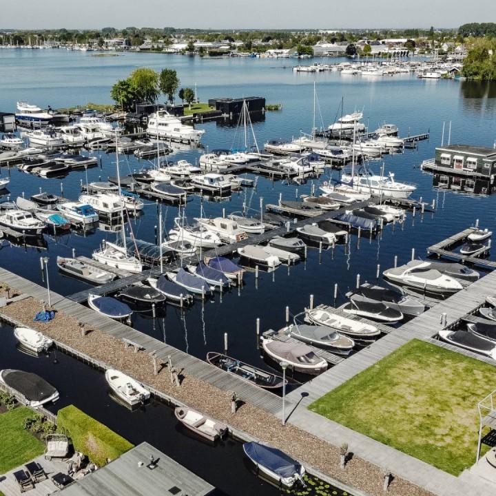 Overzicht van een Nederlandse jachthaven met meerdere pleziervaartuigen aan de steigers, als illustratie bij een artikel over de stijging van botendiefstallen en het belang van preventieve beveiligingsmaatregelen.